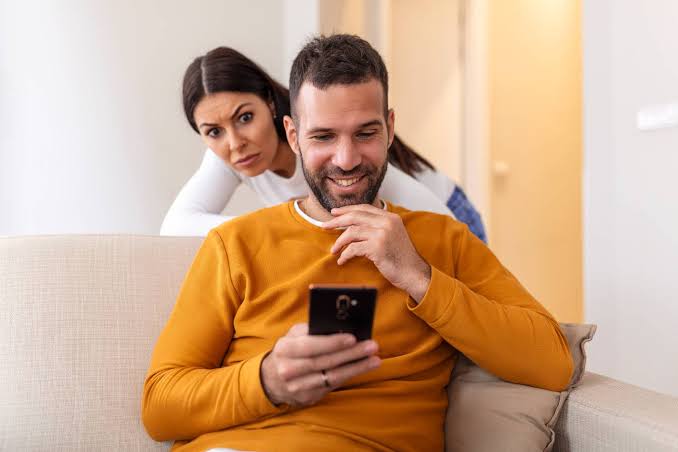 Las relaciones toxicas y el control del teléfono celular