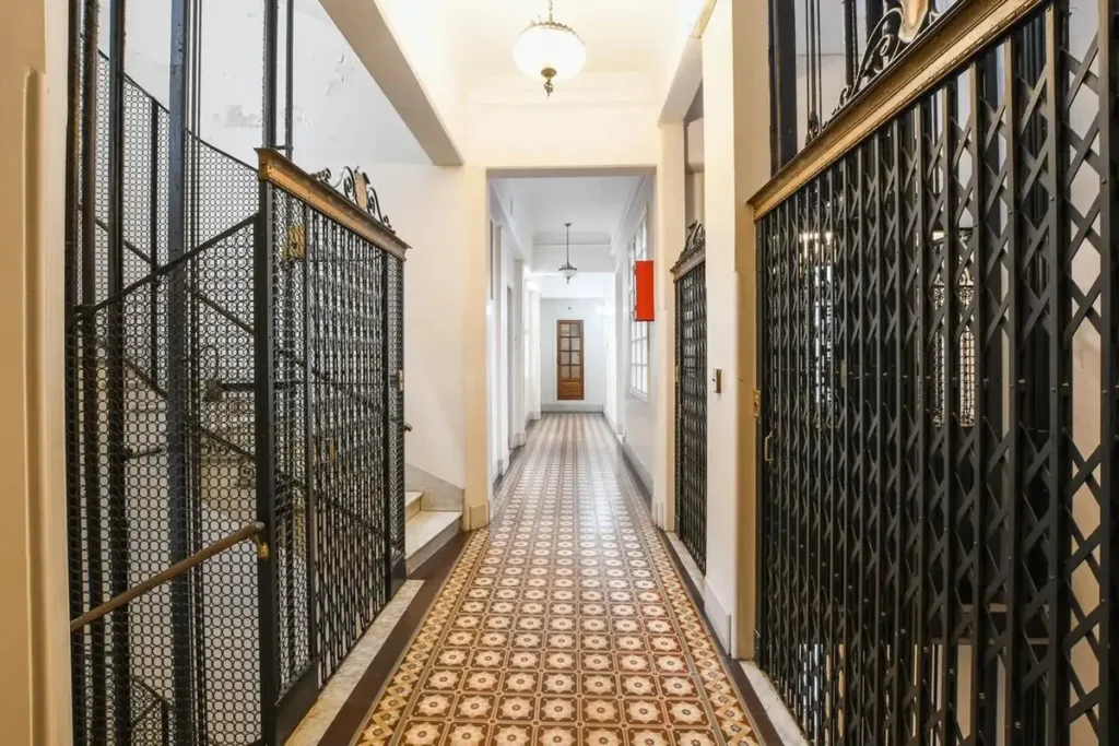 Palier segundo piso Consultorio del Psicólogo en Rosario Centro y su entorno en el microcentro de Rosario.