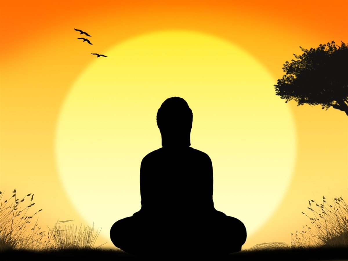 Silueta en meditación frente al sol, imagen simbólica para la perspectiva transpersonal de la parálisis del sueño